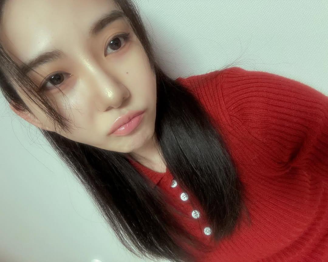 민아 Instagram#KwonMinA
삐뚤어질대로 삐뚤어진건지, 아니면 겁이나는건지 비슷한 상황이 혹시나 다시 올까봐 두려운건지 무섭다 모든게 
그리고 나 자신에게도 따끔하게 한마디 해주고싶다 
정신차리라고..

 #MINA #권민아 #민아 #맹아