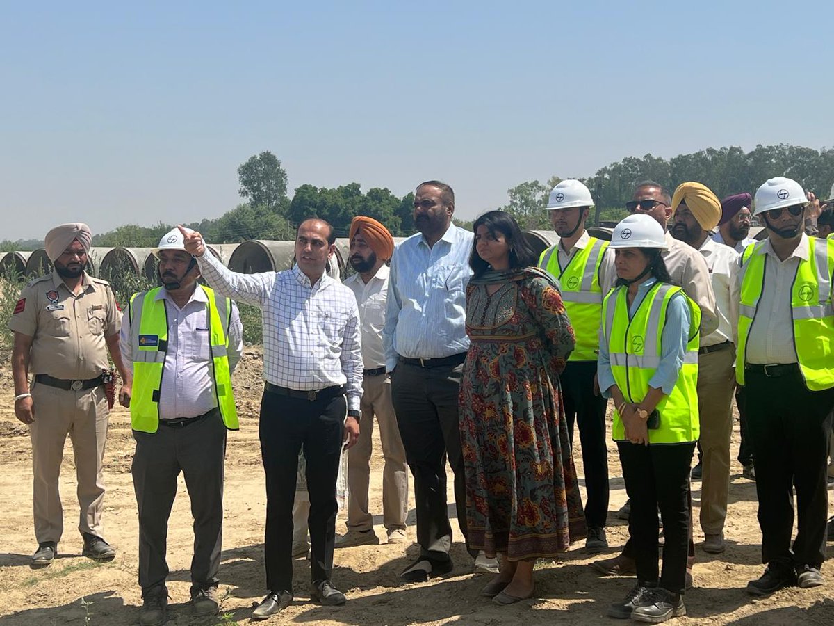 AmritsarBWSP's tweet photo. Depti Uppal, CEO, #PMIDC, visited #amritsar today to review the #ABWSS project. She inspected project sites with Commissioner, Addl. Commissioner, PIU and #L&T officials, directing L&T to expedite work and ensure timely completion. @pmidcpunjab @AIIB_Official @WorldBankIndia https://t.co/dLNUSc6oGd