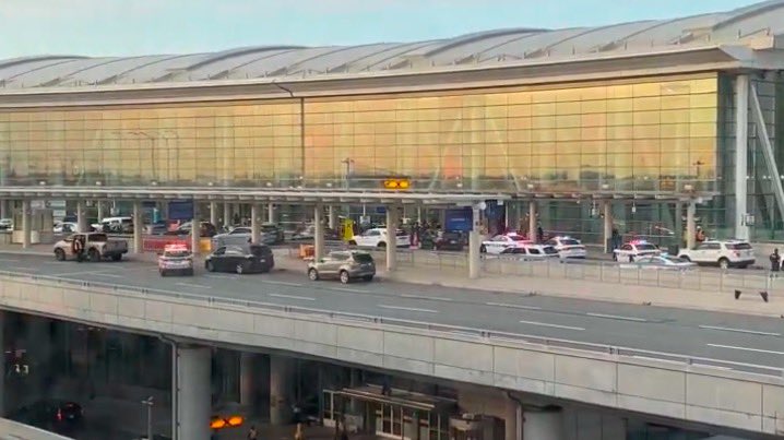 #Breaking - police with guns drawn at Pearson airport. Numerous reports of shooting. #pearsonairport #Toronto