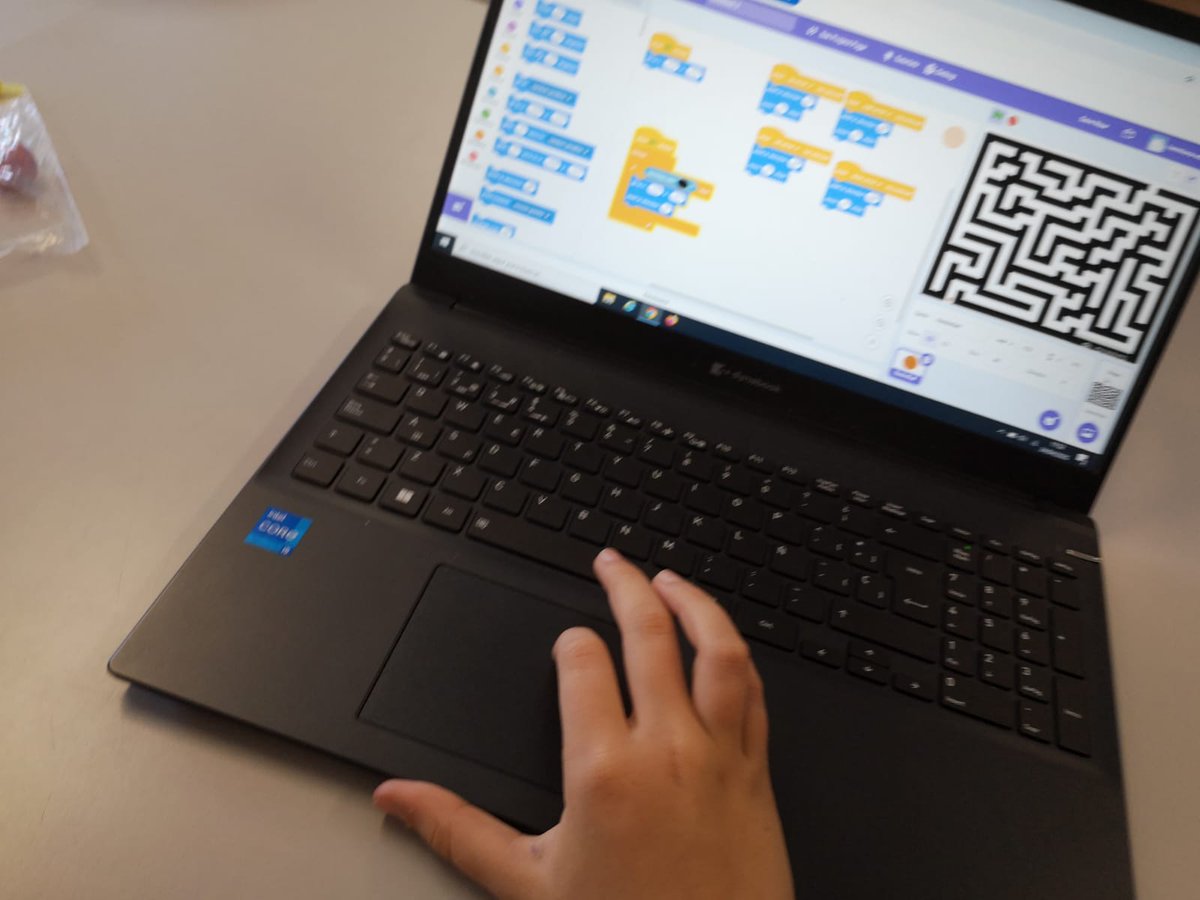 Los alumnos/as del CEIP Julián Besteiro de Getafe van cogiendo mucho nivel programado con Scratch.

Hoy hemos creado un videojuego de un laberinto incluyendo bloques condicionales.

¡Estos chic@s son auténticos programadores!

#codigoescuela4_0_madrid #if_cmadrid