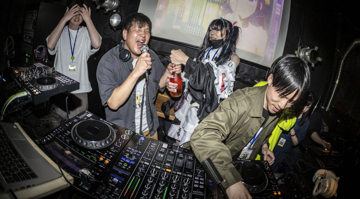 AVEXILE's tweet photo. 【#きつたぬVG の思い出②】
トリ前の全出演者 VS 主催 B2B の時
アトモスくんが間に合ったタイミングが、マジで神すぎた
#celiphoto https://t.co/BMkxczqKe5