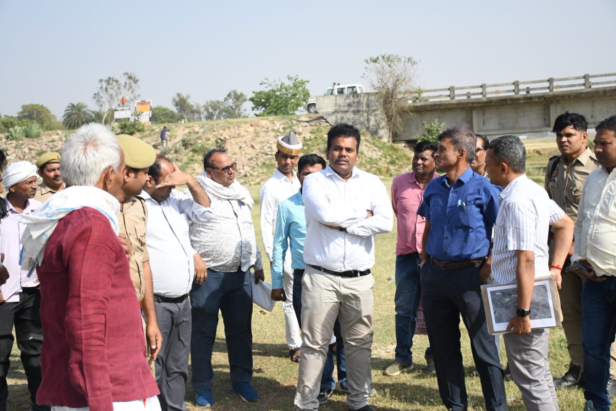 dmsid1's tweet photo. तहसील इटवा के अन्तर्गत राप्ती नदी तट पर तिघरा घाट स्थित नवीन बन्धा के निर्माण के सम्बन्ध में निरीक्षण किया। @CMOfficeUP
@UPGovt @InfoDeptUP https://t.co/VMWAo60O3i