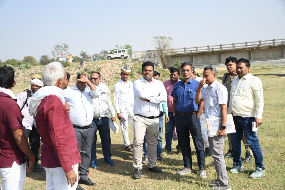 dmsid1's tweet photo. तहसील इटवा के अन्तर्गत राप्ती नदी तट पर तिघरा घाट स्थित नवीन बन्धा के निर्माण के सम्बन्ध में निरीक्षण किया। @CMOfficeUP
@UPGovt @InfoDeptUP https://t.co/VMWAo60O3i