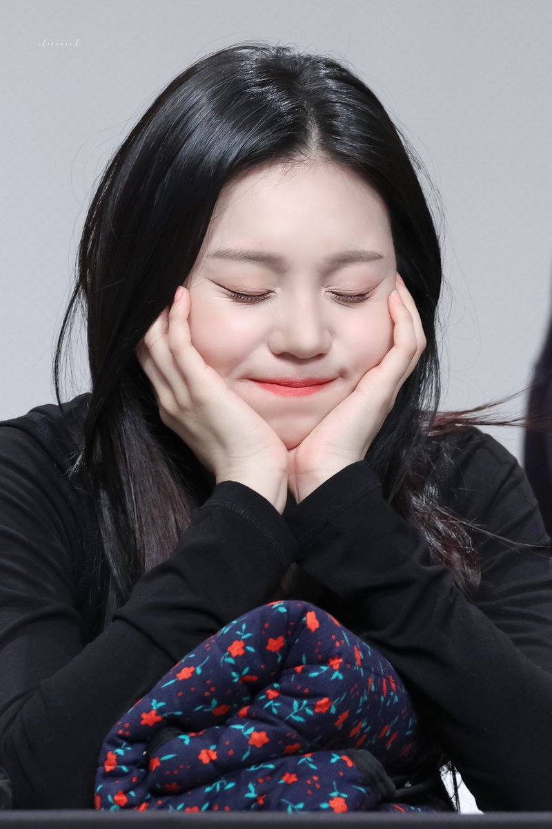 cherisinb's tweet photo. 241117 #비비지 #VIVIZ #엄지 #UMJI https://t.co/aUtbSuELoC