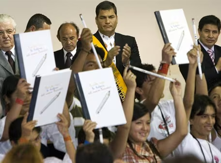 WRadioEc's tweet photo. Hay que tomar en cuenta que la Constitución del 2008 es un traje a la medida del Correismo, y propiamente de Rafael Correa.
#AsambleaConstituyente #WRadioEc #LaHoraClave https://t.co/5DwEwyu3PP