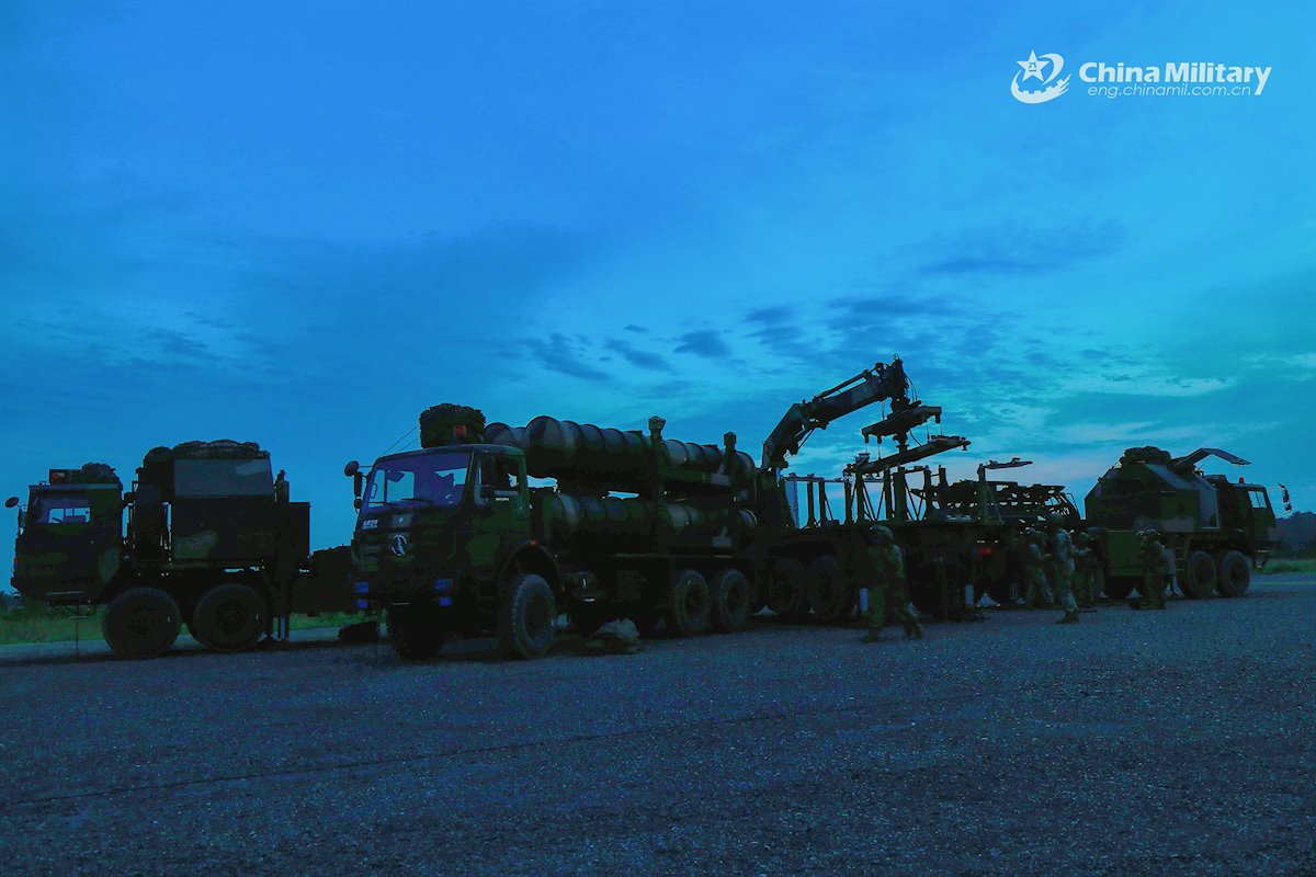 ChinaMilBugle's tweet photo. Bide Time for Launching: #Photos show wheeled #SurfaceToAir missile systems and #AirDefense radar systems attached to the #airforce under Chinese #PLA #EasternTheaterCommand engaging in round-the-clock training exercise. #Chinamilitary https://t.co/iq0otkqZJG