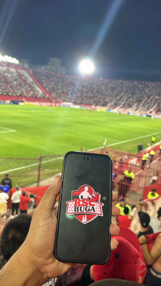 En todas las canchas que podamos estar, estaremos. Felicitaciones a todos los que viajaron a Argentina. 

Gracias al crack de la foto, ya son 15 años de esta familia.