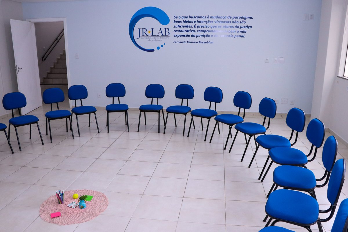 campo_real's tweet photo. Sala de Círculo Restaurativo: um espaço acolhedor, voltado à mediação, à escuta ativa e à justiça restaurativa, práticas fundamentais no cenário jurídico contemporâneo. https://t.co/jG12Si7w8X