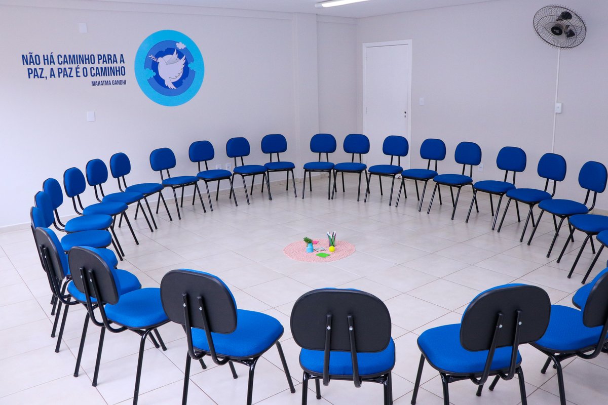 campo_real's tweet photo. Sala de Círculo Restaurativo: um espaço acolhedor, voltado à mediação, à escuta ativa e à justiça restaurativa, práticas fundamentais no cenário jurídico contemporâneo. https://t.co/jG12Si7w8X