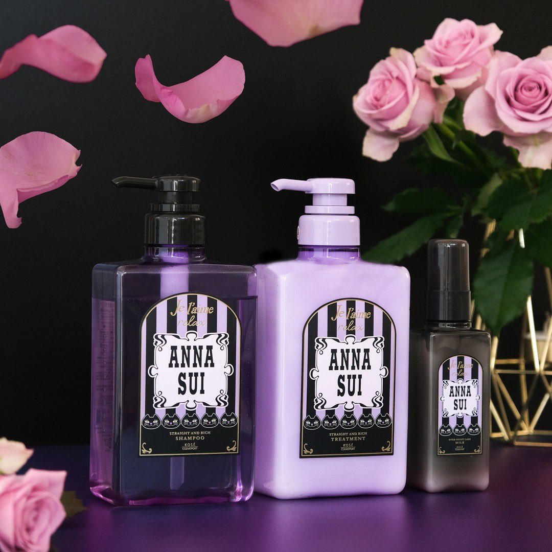 annasuicosme's tweet photo. ／
ジュレーム×ANNA SUI
コラボヘアケアセット
5月1日より数量限定で登場💜
＼

夜のうねりケアでストレート髪へみちびく
シャンプー・ヘアトリートメント・洗い流さないヘアトリートメントミルクのセット✨✨

ANNA SUIの“ティーローズ”の香りを
ジュレームリラックスに合わせて開発した限定の香り🌹

▼詳しくはこちらをチェック
https://t.co/k3Yl67idVi