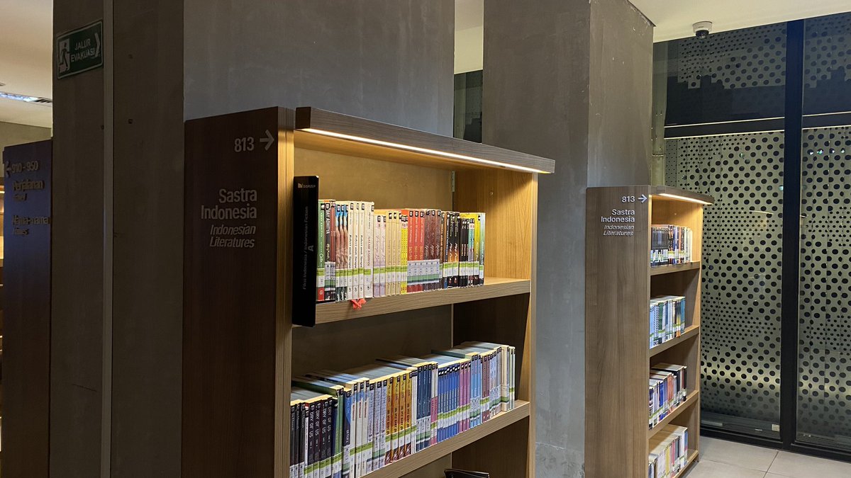 soliloku's tweet photo. Library at night. https://t.co/Phxd8m6uUQ