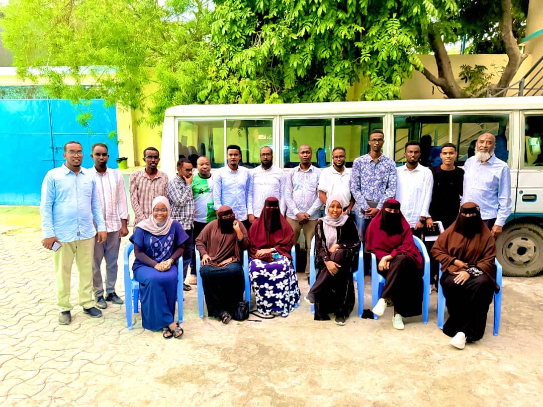 Cumogadishu's tweet image. The director and English instructors and other university management team of City University foundation and Language Institute had a meeting with the ESL class leaders this evening to discuss about their learning experience.