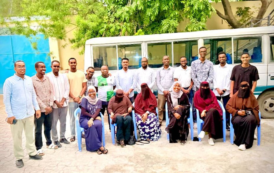 Cumogadishu's tweet image. The director and English instructors and other university management team of City University foundation and Language Institute had a meeting with the ESL class leaders this evening to discuss about their learning experience.