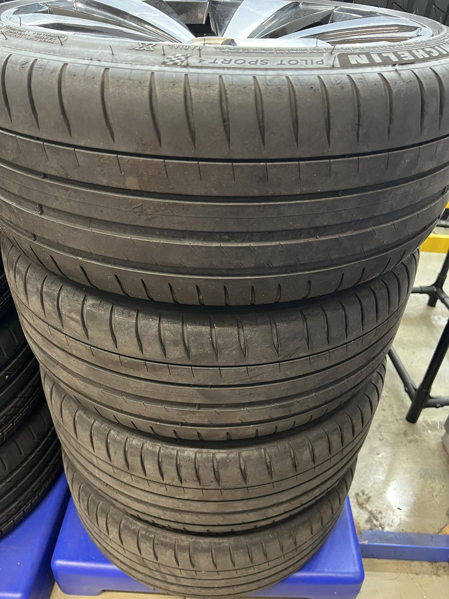 誰かザビートル2.0turbo純正
20年のPS4付き18インチ
確か225/40R18だったと
残溝はボチボチで一本内面パンク修理有
ホイールはまぁまぁの4本！

格安で欲しい人〜🙌🏻