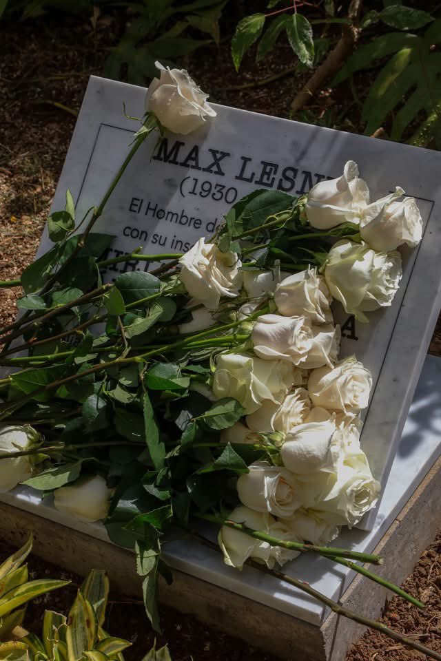 DiazCanelB's tweet image. Un abrazo a la familia de Max Lesnik , cuyas cenizas están por fin en su Patria, por la que luchó toda su vida, enfrentando incomprensiones y riesgos de todo tipo, incluyendo atentados terroristas. Descanse en paz.