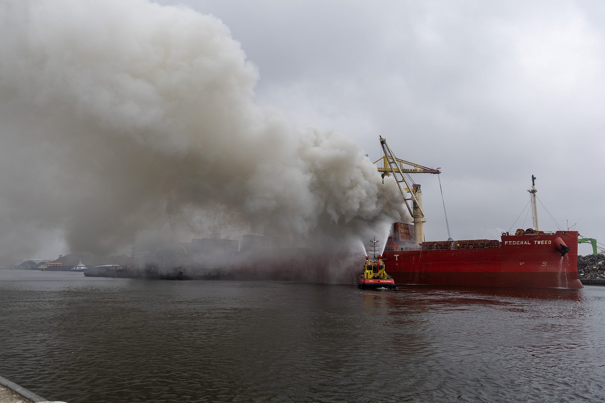 Brand in schip met schroot veroorzaakt rookoverlast