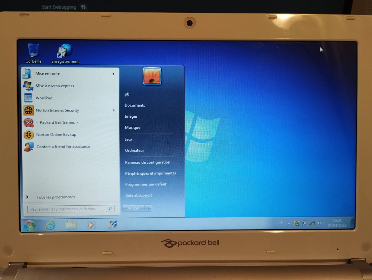 dimeao's tweet image. Ahah, Windows 7 restera à mes yeux le plus réussi des Windows 🥲 (même si 11 est plutôt réussi) #Vieilleries #Netbook #PackardBell #MinceYaNortonAV