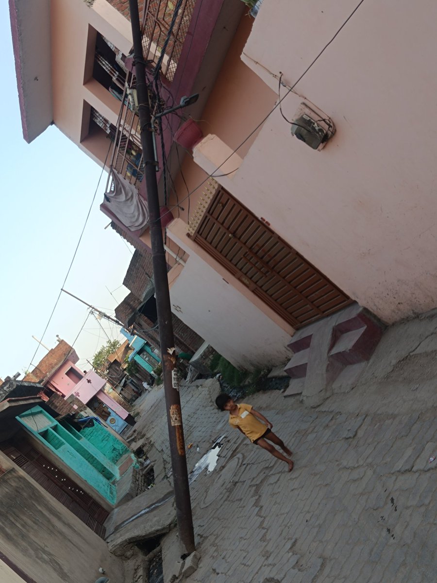 AjayKPrajapat's tweet photo. @KESCoHQ दो दिन से खंभा गिरा हुआ है किसी भी जिम्मेदार ने सुध नहीं ली है अभी तक शिकायत की जा चुकी है... किसी भी प्रकार की हानि होने पर जिम्मेदार कौन होगा https://t.co/n2Ouxi2xs7
