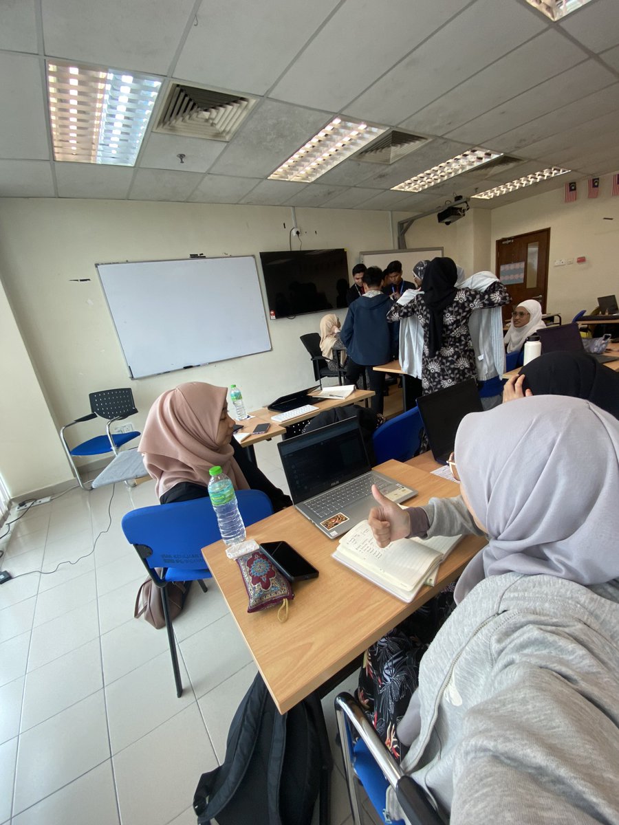 hudhuddd88's tweet photo. Minggu 5 menjelma…

Minggu ni bincang pasal hukuman kesalahan rasuah dalam bidang keguruan — jangan main-main, sebab sekali terlibat, habis reputasi &amp; masa depan. Bukan je langgar undang-undang, tapi khianat amanah sebagai pendidik. Integriti > segalanya! https://t.co/yy2YxmomMw