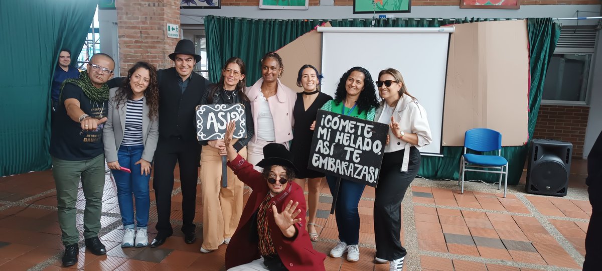 Dantexco2's tweet photo. Conmemorando el día del Idioma.
Con nuestra obra "Felonias Frescas al desayuno"
Dantexco 
Gracias a nuestro público🪶🎭💯
#DiaDelIdioma #diadelidiomaespanol 
#teatro https://t.co/elr1L6FGPO
