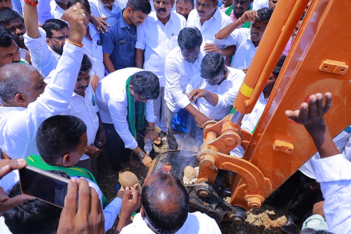 ఈ రోజు నియోజకవర్గంలో పలు అభివృద్ధి కార్యక్రమాలకు హాజవ్వడం జరిగింది తెలకపల్లి మండల కేంద్రంలో సబ్సిడీ స్పీలికర్లు డిప్పులు రైతులకు అందించడం జరిగింది లక్నరం లో sc సబ్ ప్లాన్ కింద క్ రోడ్లు శంకుస్థాపన చెయ్యడం జరిగింది

మీ 
డా,కూచుకుళ్ళ రాజేష్ రెడ్డి
నాగర్ కర్నూల్ జిల్లా