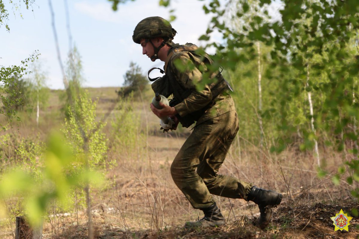 TheGreyPatriot_'s tweet photo. 🇧🇾🇷🇺 Today's training of troops from 120th Separate Guards Mechanized Brigade at Osipovichy training ground.
#Russia #Belarus #Belarusian #Today #Army #Military #Training #Tactical #Shooting #AK74 #RPG7 #BTR80 #APC #IFV #Mortar https://t.co/RfTE0m6ZbA