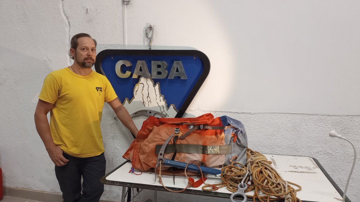 El científico del CONICET Juan C. Casabona divide su tiempo entre la reprogramación celular y su rol ad honorem como pte del <a href="/CentroAndinoBA/">Centro Andino BA</a>, donde este sábado se exhibirá la mochila del andinista 
argentino G. Vieiro, rescatada de la montaña tras 40 años. shorturl.at/HGdsT