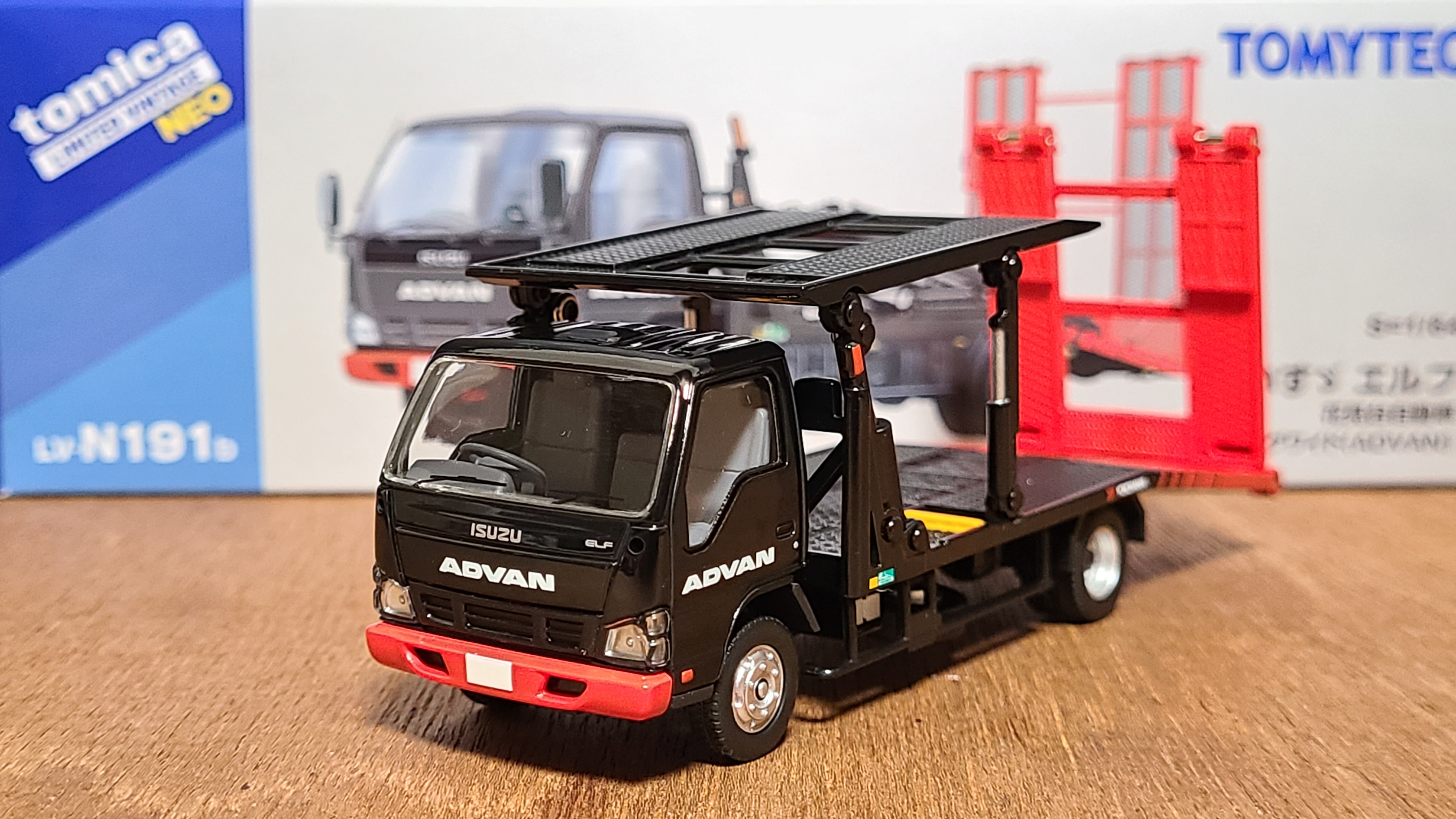 トミカリミテッドヴィンテージネオ いすゞ エルフ セフテーローダ (アドバン) トミカリミテッドヴィンテージ NEO 1/64 いすゞ エルフ 花見台