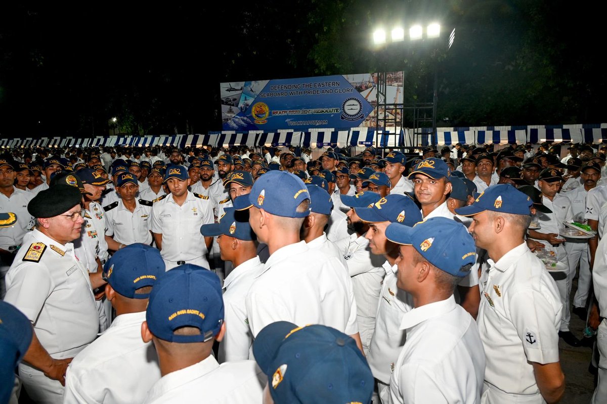 IN_HQENC's tweet image. VAdm Rajesh Pendharkar, FOCinC, East interacted with the personnel of the #EasternSword #SunriseFleet and commended all personnel of the Sunrise Fleet for maintaining a high tempo of operations in a safe operating environment. @IN_EasternFleet
The Commander-in-Chief brought…