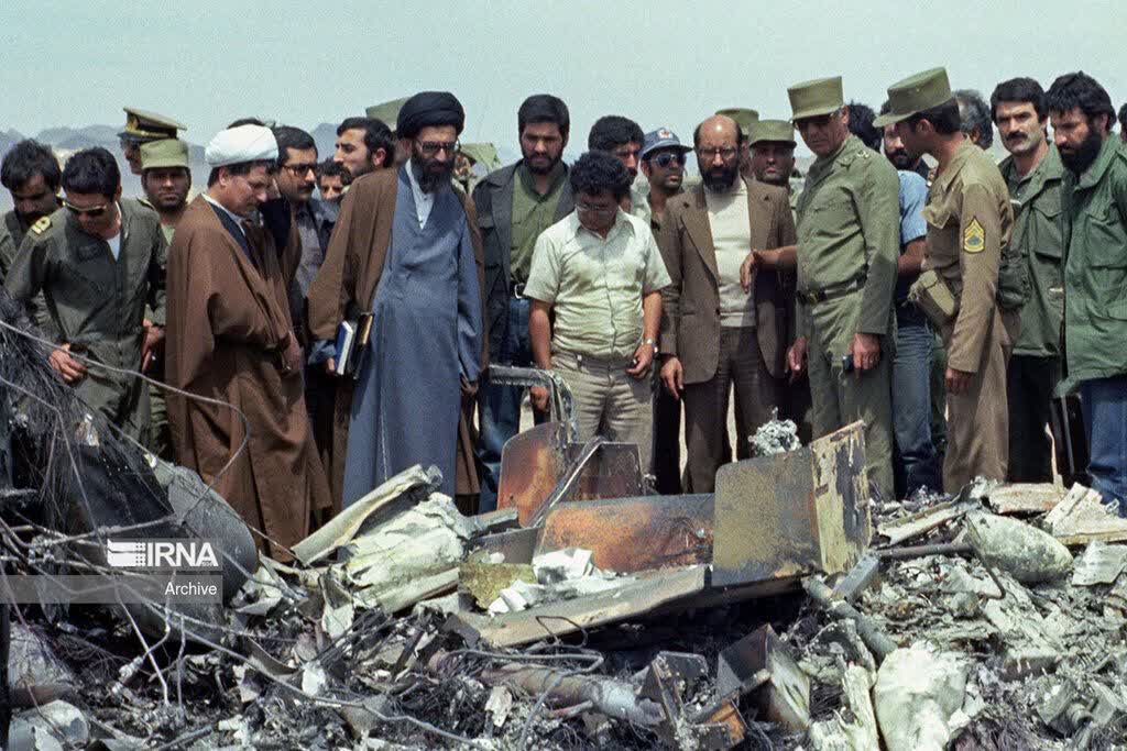 غروب پنجشنبه ۴ اردیبهشت ۵۹؛
آمریکاییا برنامه‌ریزی کرده بودن که از کویر وارد ایران بشن، و از بیراهه به ورامین رفته و از آنجا با کامیون وارد تهران بشن و با عملیات خاص گروگان‌ها رو ببرن.
اما #تیر_غیب خورد به کمرشون.