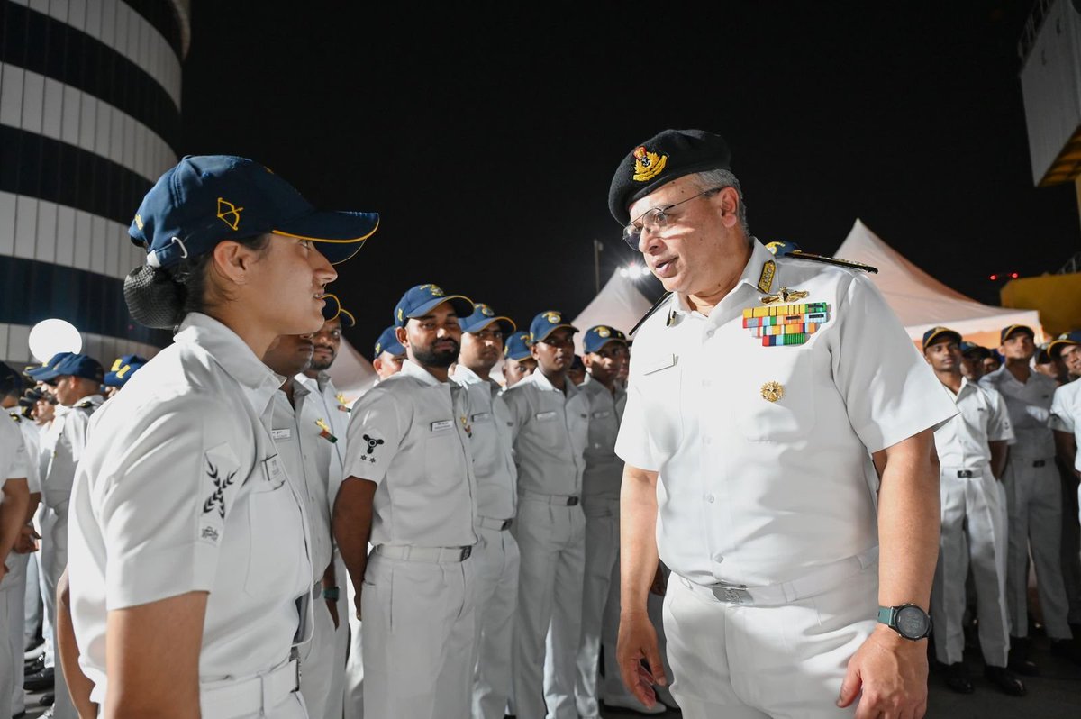 IN_HQENC's tweet image. VAdm Rajesh Pendharkar, FOCinC, East interacted with the personnel of the #EasternSword #SunriseFleet and commended all personnel of the Sunrise Fleet for maintaining a high tempo of operations in a safe operating environment. @IN_EasternFleet
The Commander-in-Chief brought…