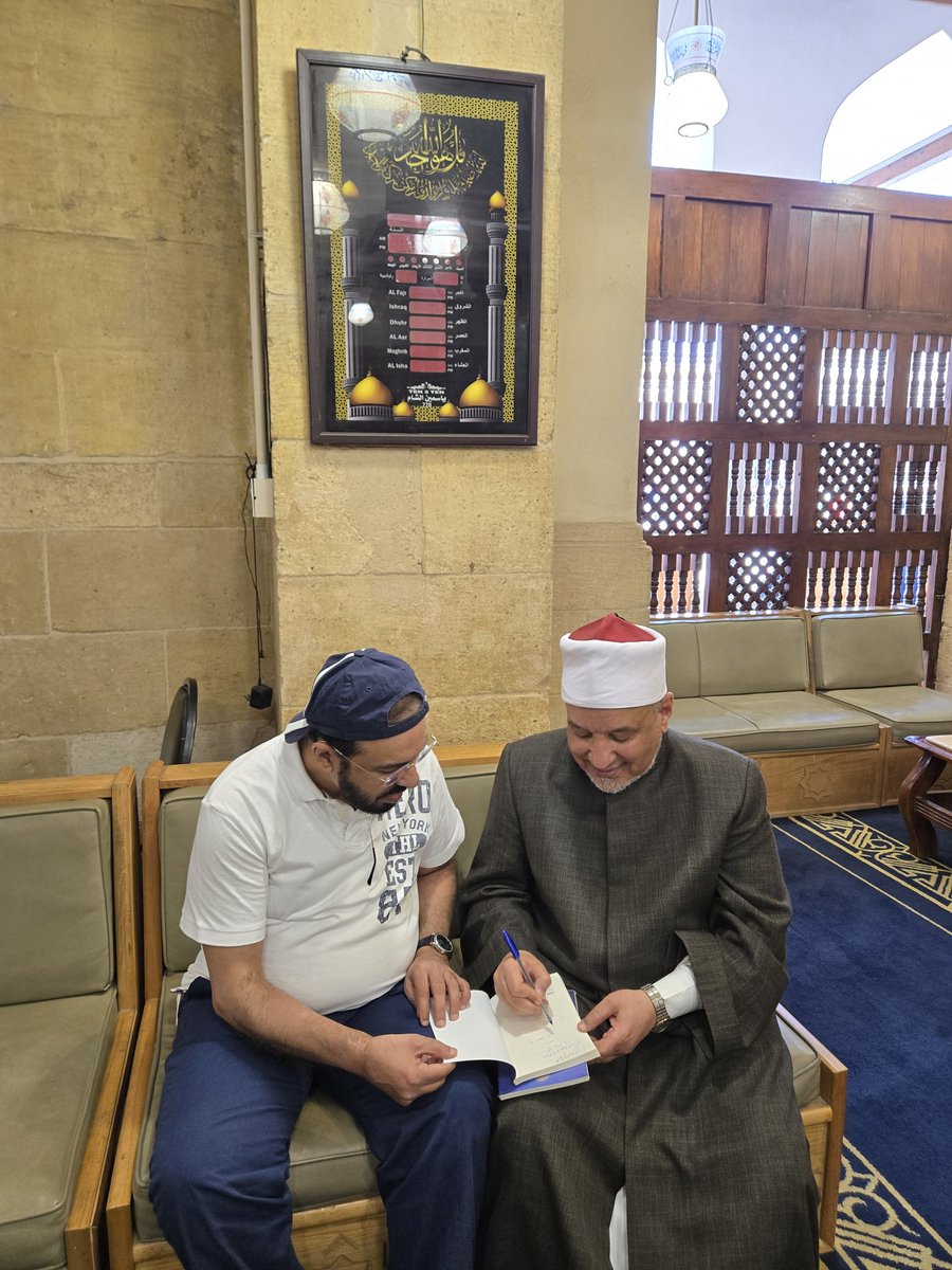 &gt;&gt;
تشرفت بعد انتهاء طباعة كتابي ثلاثون من إخلاق القران بكلمة إهداء مباركة خطّها فضيلة الشيخ الأزهري الجليل الدكتور حسن صلاح  أستاذ بجامعة القاهرة بكلية الشريعة ، وقد كانت كلماته شهادة أعتز بها، وتزكية أرجو أن أكون أهلًا لها، ودعماً معنويًا كبيراً في رحلتي مع الكلمة الهادفة.