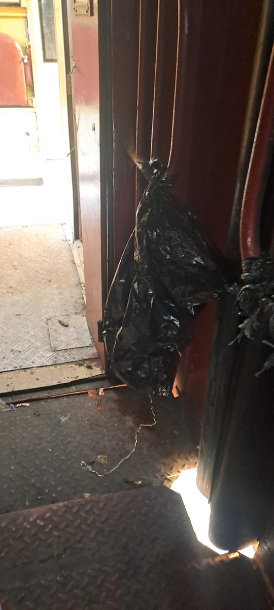 Bhupendra_2101's tweet photo. Hello @AshwiniVaishnaw @RailMinIndia @RailwaySeva @IRCTCofficial train no 09076 KGM to MMCT SF SPL still without dustbin, still has a broken panel. Is this the quality of service you provide in the name of a special train? https://t.co/jTFotkaw7B