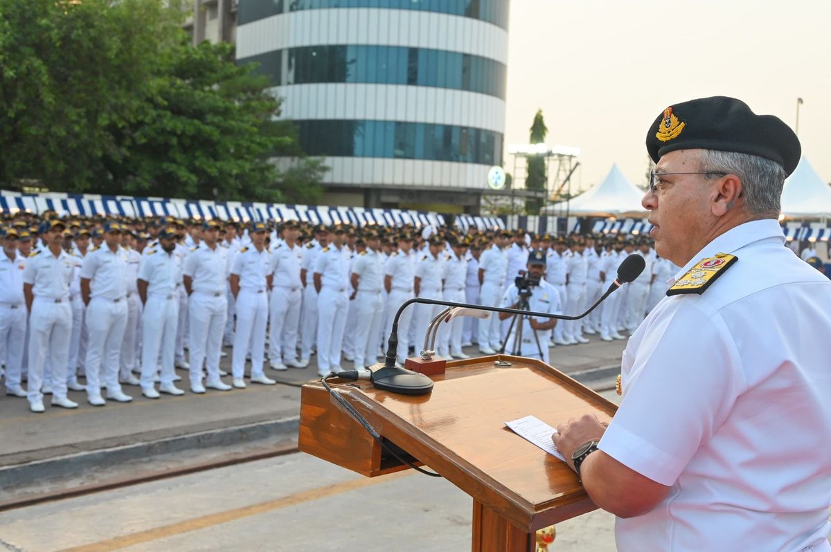 IN_HQENC's tweet image. VAdm Rajesh Pendharkar, FOCinC, East interacted with the personnel of the #EasternSword #SunriseFleet and commended all personnel of the Sunrise Fleet for maintaining a high tempo of operations in a safe operating environment. @IN_EasternFleet
The Commander-in-Chief brought…