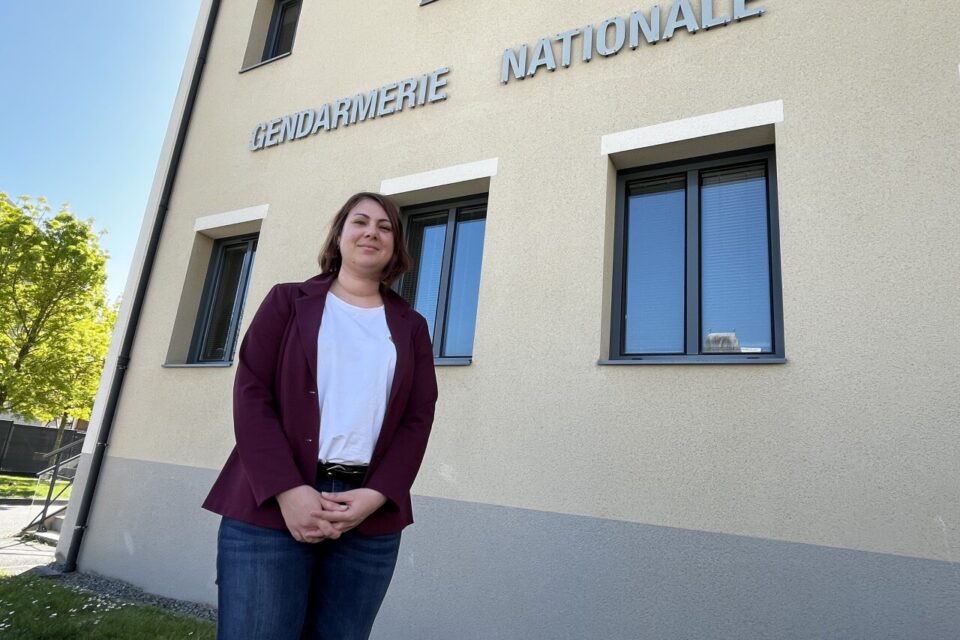 Porte-parole de la Gendarmerie Nationale (@porteparolegn) on Twitter photo 💡Un rôle clé, au cœur de l’humain ! Connaissez-vous le #métier d’intervenant social en <a href="/Gendarmerie/">Gendarmerie nationale</a>❓
👂À Vitré, Clarisse écoute, soutient et oriente les victimes et témoins de violences physiques, psychiques et/ou sexuelles. Elle assure le lien 🤝 avec les services sociaux et 💡Un rôle clé, au cœur de l’humain ! Connaissez-vous le #métier d’intervenant social en <a href="/Gendarmerie/">Gendarmerie nationale</a>❓
👂À Vitré, Clarisse écoute, soutient et oriente les victimes et témoins de violences physiques, psychiques et/ou sexuelles. Elle assure le lien 🤝 avec les services sociaux et