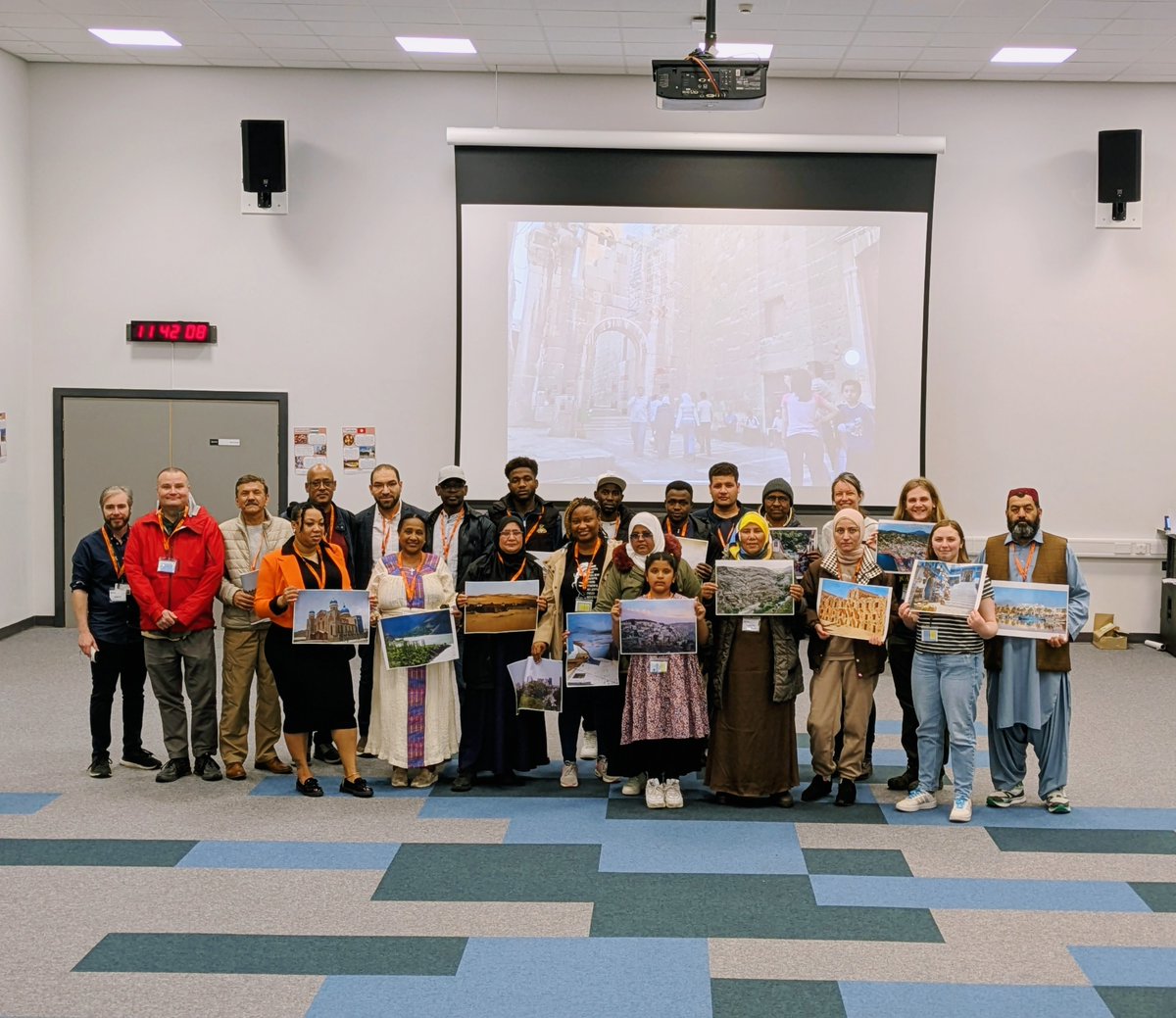 EHCleeds's tweet photo. Today we welcomed the "BReaTHe at Home Project" from @BradArcForensic! 🌍🎉Using VR, they have been working with refugee and asylum communities to help them reconnect with their heritage; - sharing experiences, supporting integration through technology and storytelling.🥽💻 https://t.co/Lr2kEyrxqS