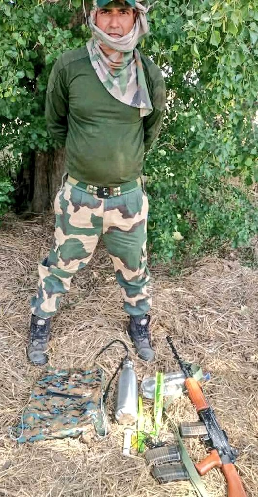 Sachingupta's tweet photo. पंजाब के इंडो–पाक बॉर्डर पर पाकिस्तानी रेंजर्स, BSF जवान PK सिंह को पकड़कर अपने साथ ले गए। पाकिस्तानी मीडिया में जवान के 2 फोटो जारी हुए हैं। एक फोटो में आंख पर पट्टी बंधी है। दूसरे में वो AK–47 और पानी बोतल संग खड़ा है।

दरअसल, बॉर्डर पर किसान अपनी फसल काट रहे थे। दो BSF जवान उनके साथ तैनात थे। तभी एक जवान गलती से बॉर्डर क्रॉस कर गया। अभी इस जवान को छोड़ने की कोई सूचना नहीं है।