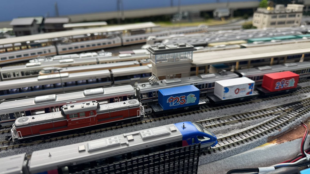 yuta_train's tweet photo. Nゲージ 万博オリジナルデザイン貨車 ３色 コム1形 ホーム 通過 #鉄道模型 #Nゲージ #貨車 #たこ焼 #��道 #KATO #DD51
https://t.co/hvsfhqT67M https://t.co/6YjXeNkLbJ