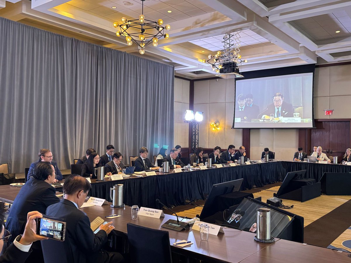 APECBiz's tweet image. Andrew Grantham, Senior Economist of CIBC, briefed ABAC Members on the global economic outlook amid growing volatility in the regional trade and financial markets. The presentation focused on the near term and long-term effects on various sectors and economies of the ongoing US…