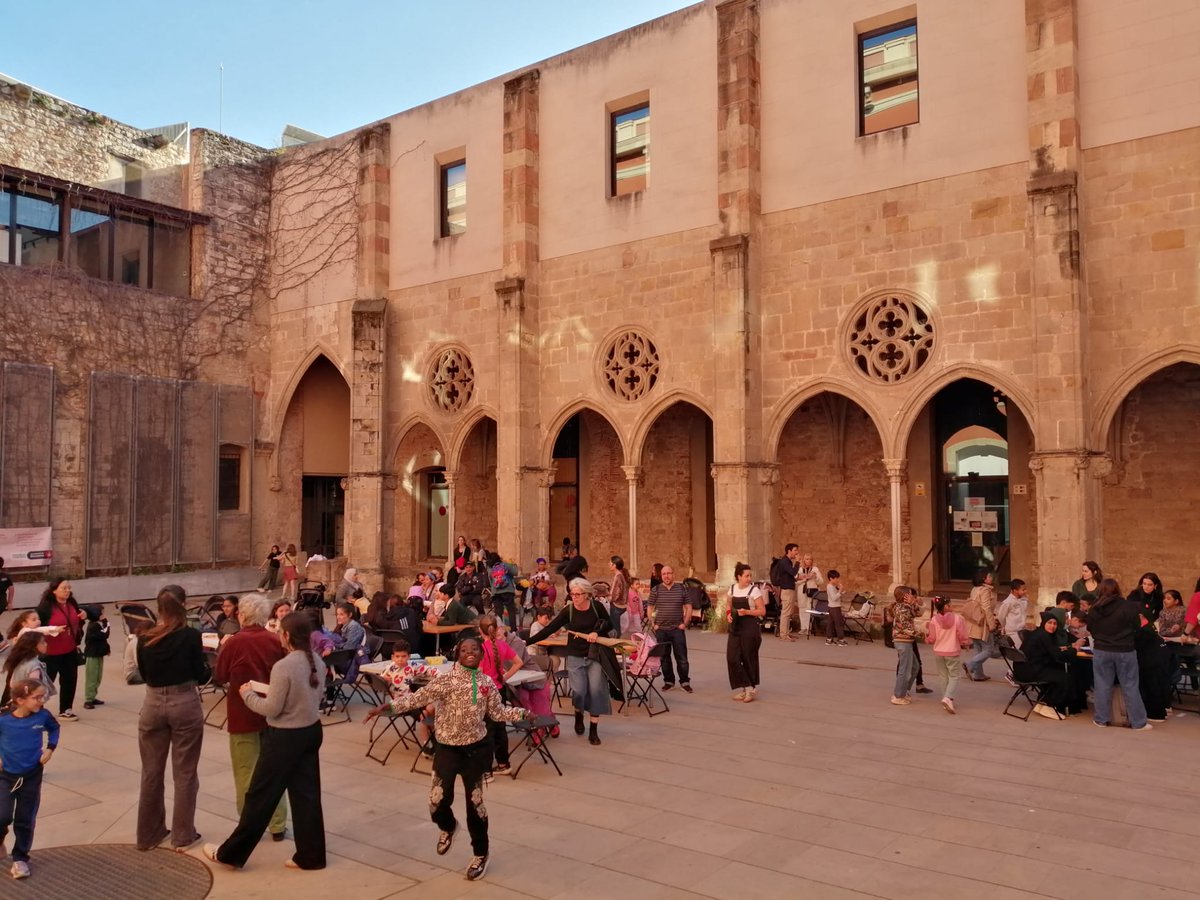 Bayt al-Thaqafa (@fundaciobayt) on Twitter photo 📖 Les entitats de la Comissió d'Infància del Casc Antic vam passar-ho d'allò més bé amb coneixent contes i fent tallers per Sant Jordi al <a href="/ConventAgusti/">ConventSantAgustí</a>. Fem xarxa i dinamitzem el barri! 🐉
Coneixes el nostre projecte d'Infància i Adolescència? 👉 bayt-al-thaqafa.org/ca/infancia-ad… 📖 Les entitats de la Comissió d'Infància del Casc Antic vam passar-ho d'allò més bé amb coneixent contes i fent tallers per Sant Jordi al <a href="/ConventAgusti/">ConventSantAgustí</a>. Fem xarxa i dinamitzem el barri! 🐉
Coneixes el nostre projecte d'Infància i Adolescència? 👉 bayt-al-thaqafa.org/ca/infancia-ad…