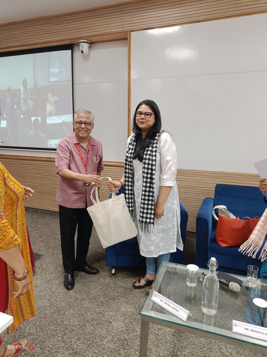 Have lovely pictures of continuing the conversation on the awesome <a href="/shwets_singh/">SHWETA SINGH</a>'s book at <a href="/AshokaUniv/">Ashoka University</a> set up by our very own &amp; super bright <a href="/palakm_/">Palak Maheshwari</a>

It's an honour to share the podium with your teachers &amp; to watch your students join you on it !