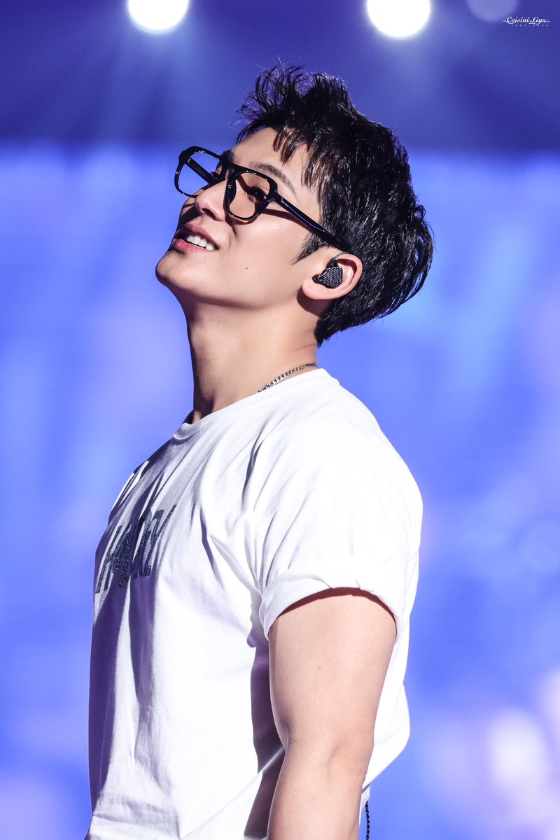 me_and_gyu_'s tweet photo. Mingyu in white shirt and specs😭🧎‍♀️🧎‍♀️ https://t.co/egWkS6JHG0