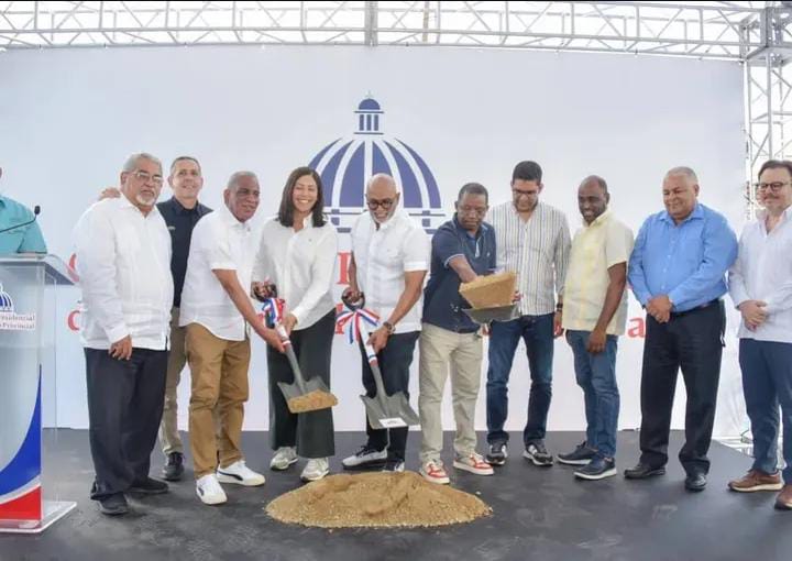 La Comision Presidencial de Apoyo Provincial, dirigida por Angel de la Cruz, construye techado del club Los 5 Mártires, Angel de la Cruz trabaja con el estilo y la visión de Luis Abinader. <a href="/luisabinader/">Luis Abinader</a> <a href="/Angeldelacruzh/">Angel De La Cruz</a>