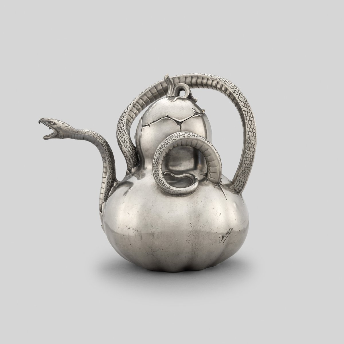 This isn’t your average pewter teapot: it is a creation of Léon Kann, a French designer of the art nouveau period who modeled everyday objects on plants and creatures from the natural world.

Léon Kann, Gourd teapot, Cast pewter, c. 1900, <a href="/tea/">Samovar Tea</a>.museum

#AntiqueOfTheDay