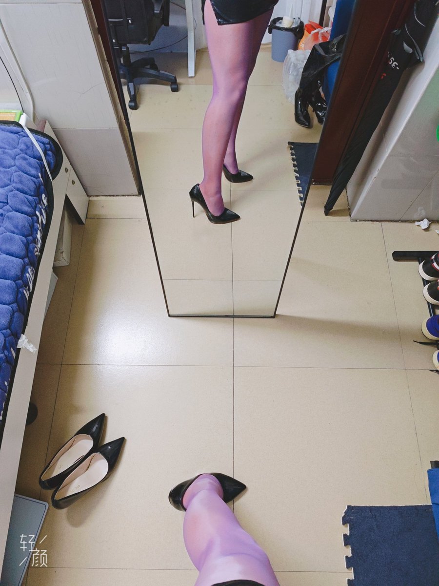 紫色的确很有韵味呢
#cd #伪娘の日常 #丝袜高跟鞋