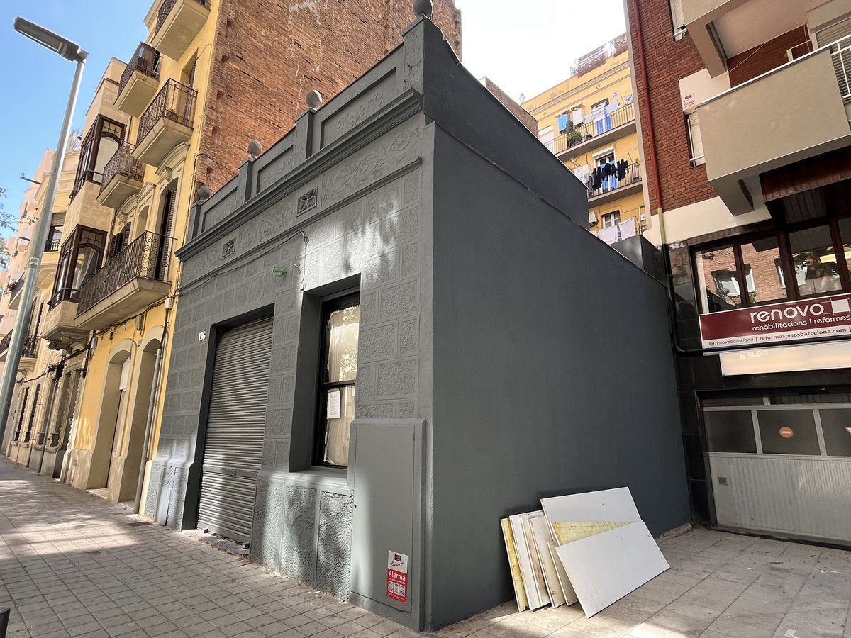 Barcelona Singular (@bcnsingular) on Twitter photo No estava protegit i els nous propietaris del bar se l’han carregat sense miraments. El mural de les sargantanes del grafiter Roc Blackblock era una de les millors obres d’art urbà que teníem (des del 2001!) a #lesCorts. Quina ràbia! (Entença 320) No estava protegit i els nous propietaris del bar se l’han carregat sense miraments. El mural de les sargantanes del grafiter Roc Blackblock era una de les millors obres d’art urbà que teníem (des del 2001!) a #lesCorts. Quina ràbia! (Entença 320)