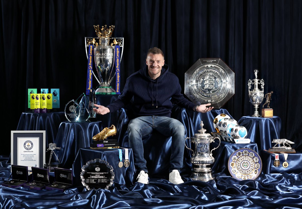 Jamie Vardy adalah simbol perjuangan di dunia sepakbola. 2005 menjadi buruh pabrik serat karbon untuk penderita patah tulang, 2016 mengangkat trofi juara Premier League. Pengabdian 13 tahun yang sangat luar biasa untuk Leicester City. Angkat topi untuk the one and only, JAMIE