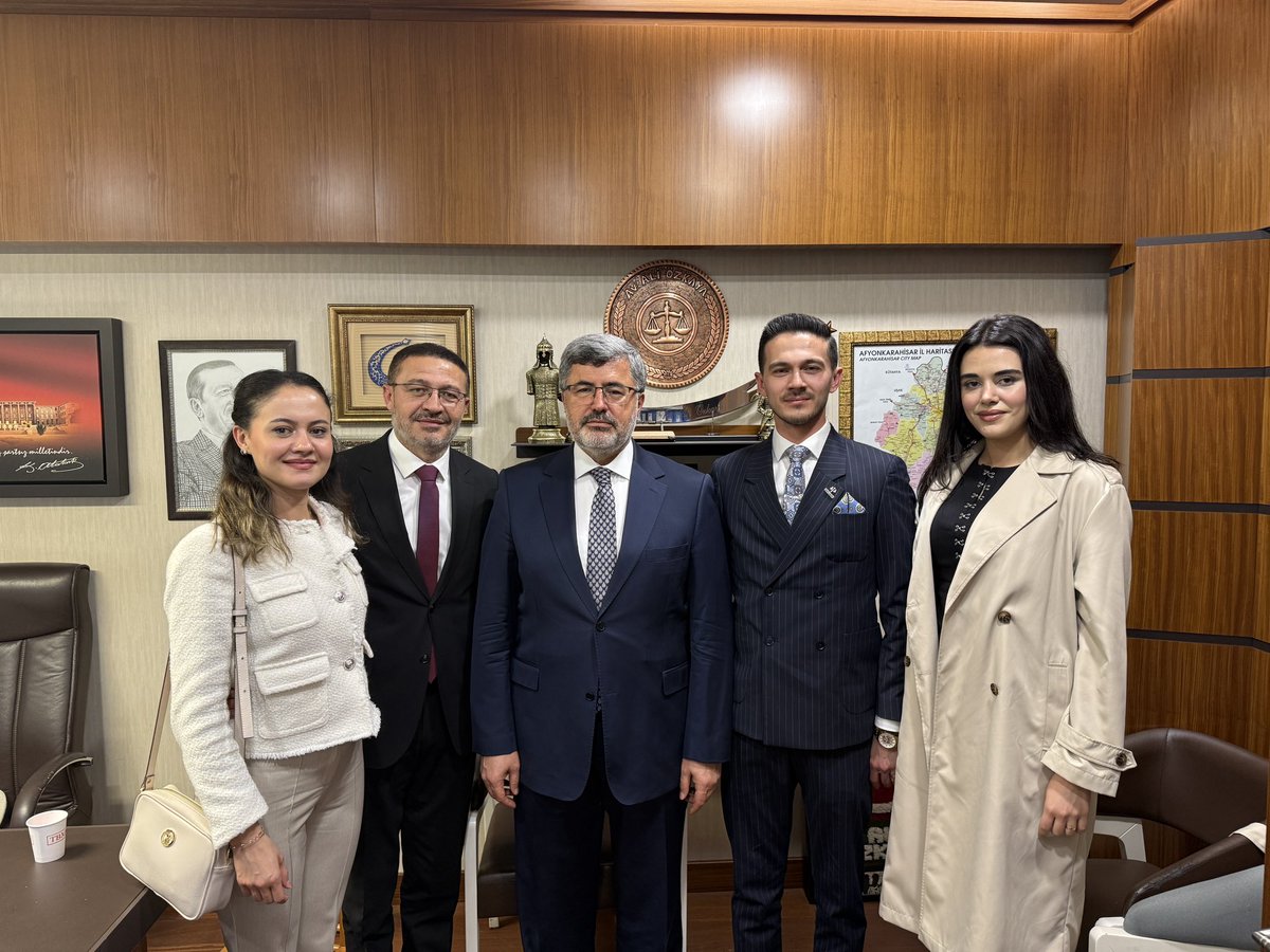 avaliozkaya's tweet photo. Genç Müsiad Afyonkarahisar Şube Başkanı Nebi Erkol, Ali Osman Erkol, Mine Erkol ve Zeynep Dilara Erkol’u Gazi Meclisimizde misafir ettik.

Ziyaretleri için teşekkür ediyorum. https://t.co/0XlTEQIyFI