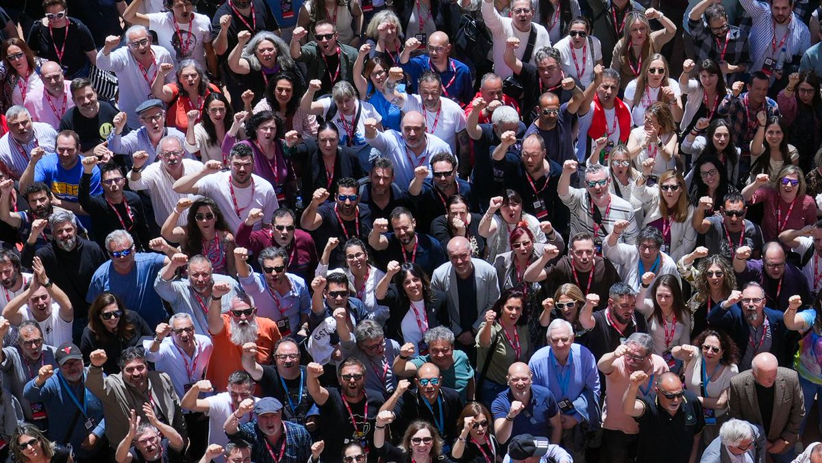 Industria_CCOO's tweet image. 🗣Con las palabras del nuevo secretario general de CCOO de Industria finaliza el 4º Congreso de CCOO de Industria 
🫂En la foto, Francisco Javier Sanjose se rodea de la nueva comisión ejecutiva 
💪Salimos con toda la #FuerzaParaAvanzar
📸Fotos 👉 industria.congresos.ccoo.es/Imagenes/Galer…