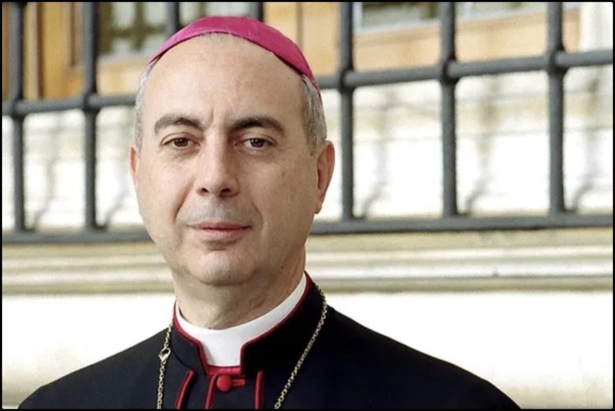 Absent du déjeuner le cardinal Mamberti🇫🇷 prend ses distances avec Emmanuel Macron. Il émet "des réserves sur la stratégie française, sur la théologie du déjeuner: si des paroles ont évincé le cardinal Sarah, leur gravité impose alors Sarah."

#conclave🙏